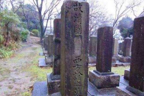 日本公墓发现中国烈士墓，120年来无人祭拜，墓碑上2个字刺痛人心