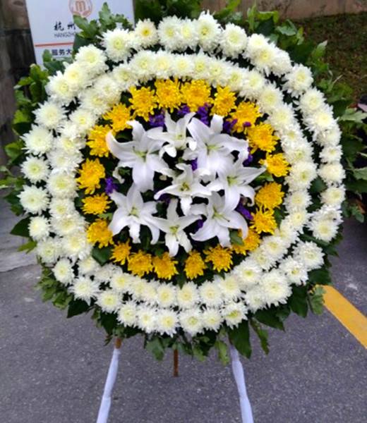 殡仪馆祭奠鲜花花圈该怎么选择?殡葬用品花圈花篮该怎么去选择?

